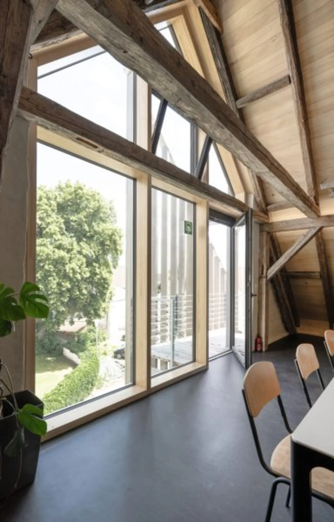 Detailaufnahme aus dem sanierten Bürogebäude in Fulgenstadt
